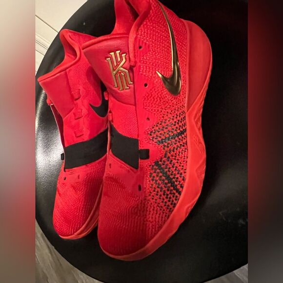 Nike Kyrie Flytrap Red Gold Medal Carpet AA7071-600 M-9 Sneaker No strings New!